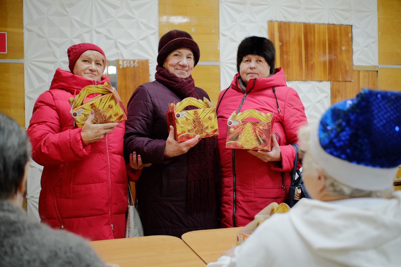 Уральская Сталь поздравляет с Новым годом своих ветеранов!