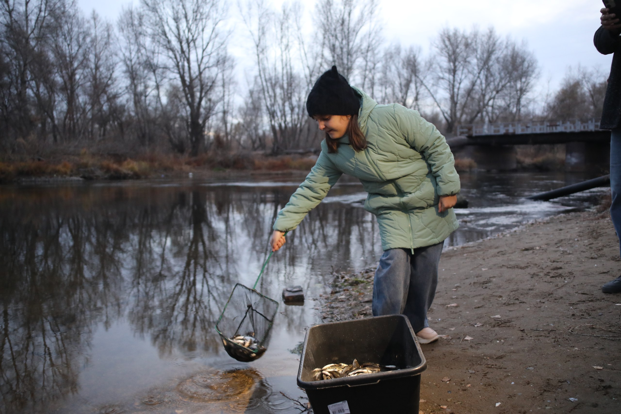 Уральская Сталь провела экологическую акцию по зарыблению реки Урал