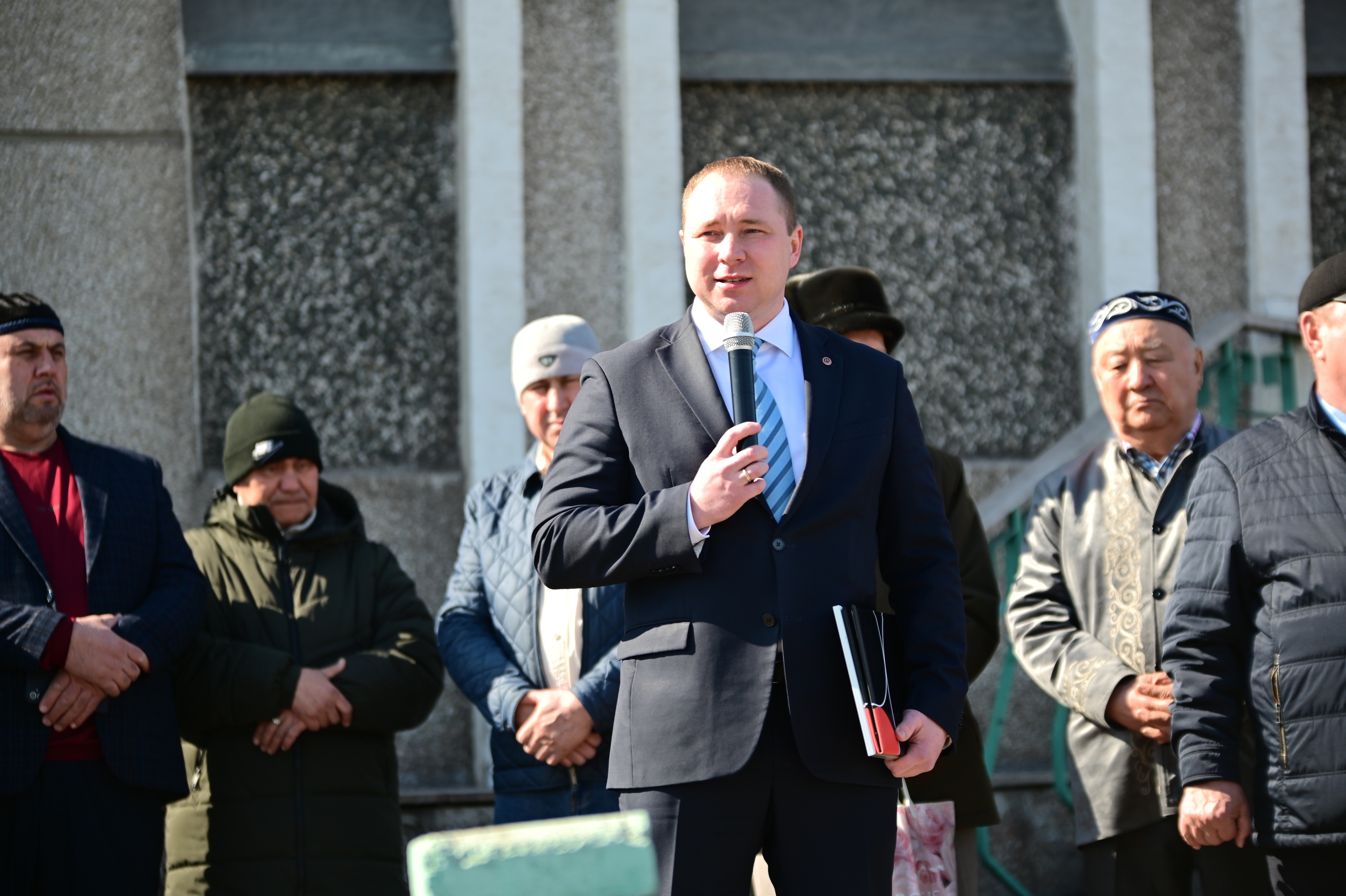 Руководители Уральской Стали поздравили новотроицких мусульман с великим праздником Ураза-байрам.