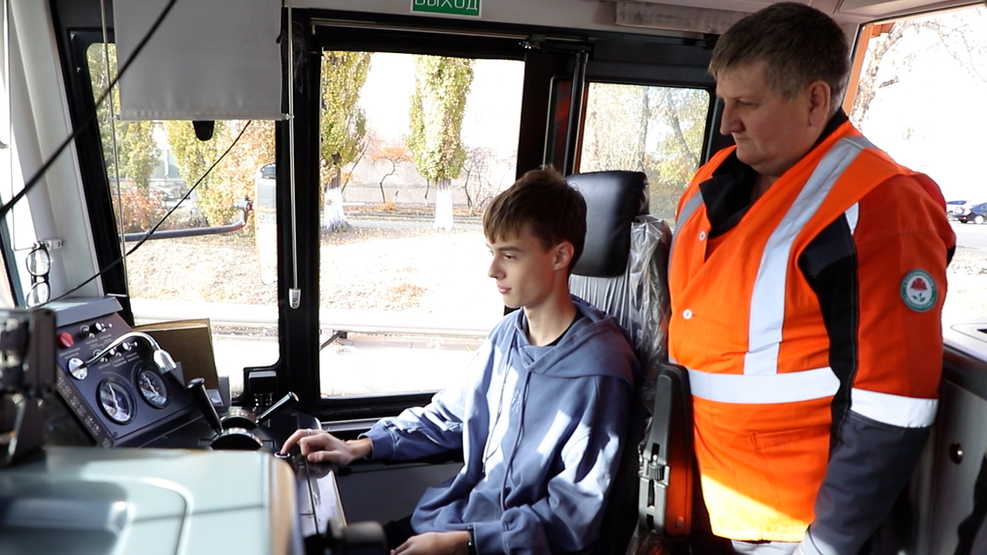 Новотроицкие школьники познакомились с профессией металлурга на Уральской Стали