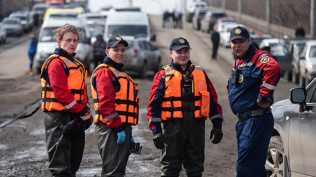 "Большая вода" в Орске: пострадавшим помогают власти, бизнес и волонтеры ("Ведомости")